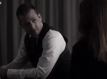 هارفي كان يعبر عن حبه لدونا بالافعال لكن كان خايف يعترف لها عشان ما تروح😢😢❤️ . . #harveyspecter #suits #4u #viral 