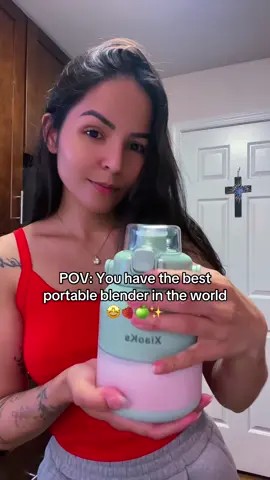 El secreto de mis smoothies perfectos (y SÚPER fáciles) está aquí. 🥤🍓🥝🍐 #PortableBlender #HealthyLifestyle #SmoothieTime #FreshJuice #OnTheGoNutrition #licuadora #blender #smoothie 