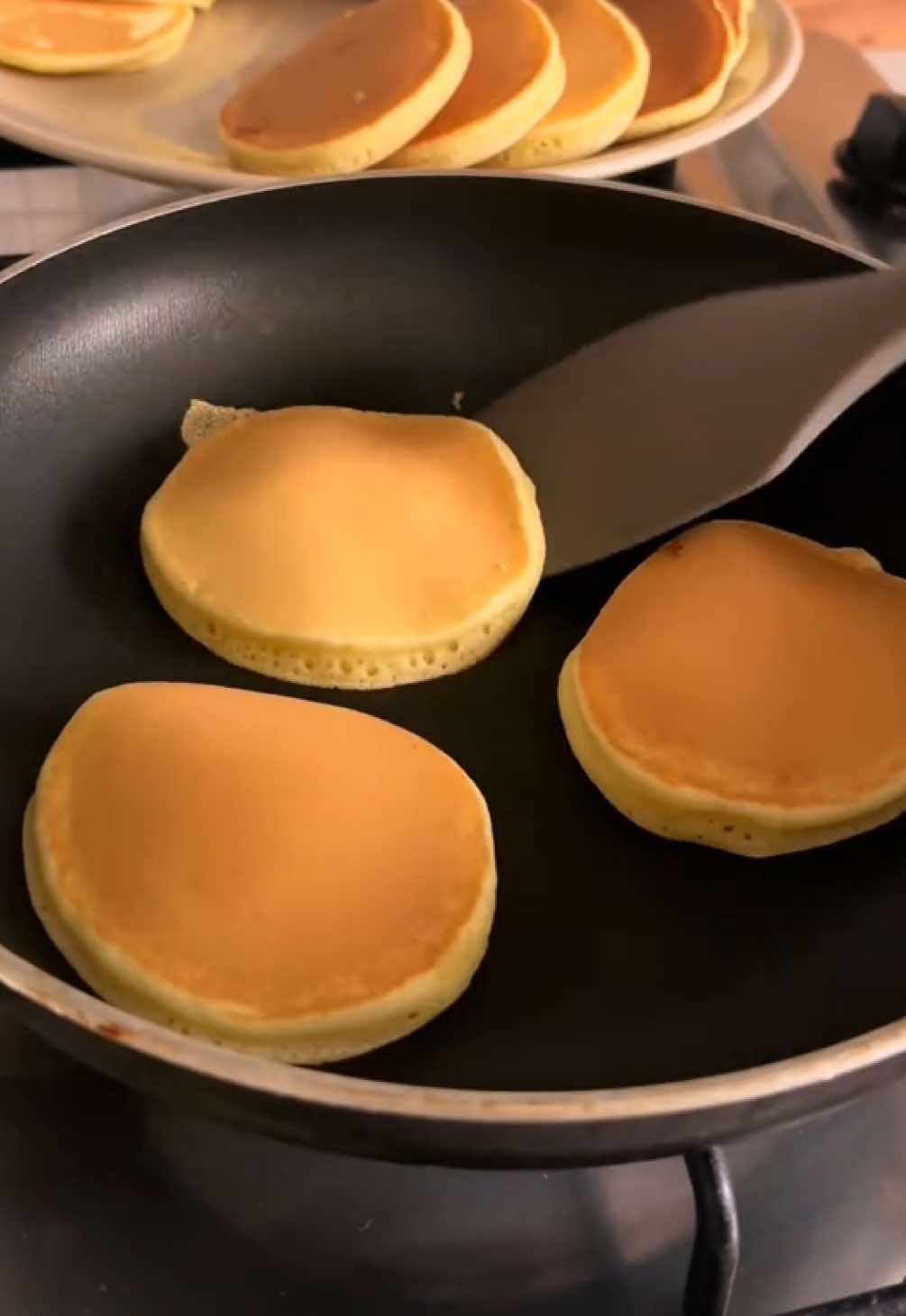 Bubble pancakes 🥞🥞 Ricetta: Ingredienti: - 160 gr farina 00 - 7 gr lievito per dolci - 35 gr zucchero - 2 uova - 125 gr latte - 15 gr olio  Mescolate con una frusta le uova con lo zucchero poi aggiungete le polveri setacciate e piano piano i liquidi mescolando. Lasciate riposare 15 minuti circa. Su una padella calda antiaderente cuocete i mini pancakes bene da entrambi i lati.  #pancakes #pancakesrecipe #bubblepancake #andiamoneiperte #perte #pancakericetta #pancakelover #fyp #perte #viralditiktok 