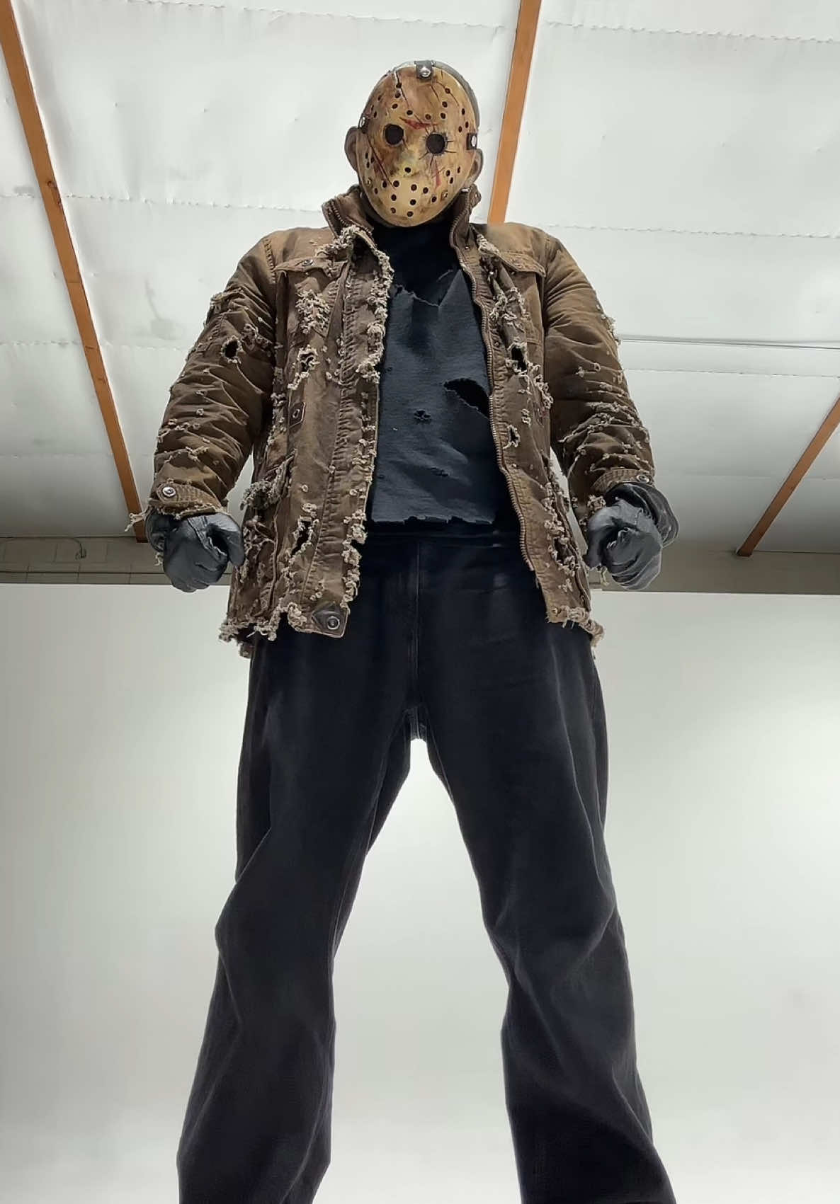 Who’s ready for Friday the 13th? 😈 Don’t think @Chazz was 🤪 #jasonvoorhees #jasonvoorheezy #fridaythe13th #cosplay #jasonuniverse #trending #fyp #fypシ #funny 