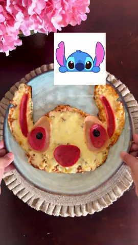 ¿Ustedes qué dicen? ¿Sí nos quedó parecido este Stitch comestible? 😄💙 Nos pusimos creativos y preparamos esta deliciosa pizza hawaiana con forma de Stitch… ¡quedó tan linda como rica! 🩵💙 Solo necesitas: 💙 Papel de cocina (para darle forma) 💙 Tortillas 💙 Queso mozzarella 💙 Pasta de tomate 💙 Jamón 💙 Piña en almíbar Y claro… ¡muchas ganas de sorprender a tu persona favorita! ✨😊 #Stitch #PizzaHawaiana #RecetasParaNiños #ComidaDivertida #StitchFood #LoncherasCreativas #NiñosFelices #MaternidadCreativa #parat #paratii 