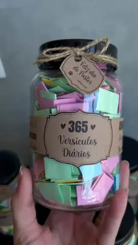 📖✨ Um versículo por dia para fortalecer a fé durante o ano inteiro! Nosso Pote com 365 Versículos Diários é o presente perfeito para abençoar e inspirar. Ideal para pastores, líderes, amigos ou para aquele cantinho devocional especial. 💛 🎁 Feito com carinho, decorado à mão 🧡 Uma mensagem de Deus a cada novo dia 🙌 Perfeito para o Dia do Pastor! ➡️ Gostou? Comenta “EU QUERO” e marque alguém que precisa desse mimo! #365Versículos #PresenteCristão #DevocionalDiário #DiaDoPastor #FéTodoDia #IgrejaCriativa #PresenteComPropósito #CristãosNoTikTok 