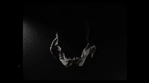 A teeny tiny grad film trailer, Conversations About Home (At The Deportation Centre)🎬 Using Warsan Shire’s gut wrenching eponymous poem, this 3 minute animated film explores themes of loss and statelessness through the eyes of refugees. Using a range of techniques including oil paint, live action, 3D and charcoal, this film combines different textures and visual languages to create a visceral and immersive experience. #animation #animationstudent #animator #charcoal #textures #paint #oilpaint #warsanshire #poem #Home #conversationsabouthome #poetry #visuals #grit #refugee #stateless #displacementcrisis #chooselove 