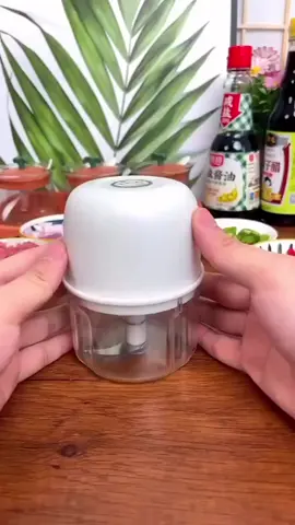 🚨✨PRECINHOOOO TOP✨🚨 ➡️Mini Processador Elétrico de Alimentos Portátil com 3 lâminas de aço inox USB 250 ml Bivolt ❌Poor: R$21,99❌😱😱 🛒Compre aqui: https://s.shopee.com.br/6poqtRlSPm ##promodanine##acheinashopee❤️##achadinhosdashopee##donadecasa##utilidadesdomesticas##cozinha##triturador##miniprocessador##cozinhandoemcasa
