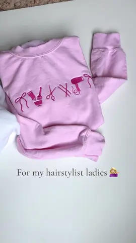 Hairstylist crewneck now available and looking cuteeeee 💁🏼‍♀️#hairdresser #hairstylist #hairstylistsoftiktok #hairstylistsbelike #hairstylistlife #hairdressersoftiktok #hairdresserlife 