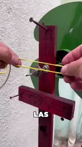 ¿Sabías que en la antigüedad ya se las ingeniaban para crear ventiladores sin electricidad? 💨 Usaban solo madera, clavos y una goma para hacer girar unas aspas que refrescaban el ambiente sin gastar un solo centavo. Ingenio puro que demuestra que no todo depende de la tecnología. ¡Tienes que ver cómo funciona! #InventosAntiguos #IngenioHumano #SinElectricidad #HazloTúMismo #IdeasBrillantes #HistoriaCuriosa #TikTokSabe #datoraro #rexo  Disclaimer:This information is taken from the internet which may or may not be true we do not want to spread any fake news. The content provided by this channel is meant for EDUCATIONAL PURPOSE only. Copyright Disclaimer:- Under section 107 of copyright Act 1976, allowance is made for FAIR USE for purpose such a criticism, comment, news reporting, teaching, scholarship and research. Fair use is as permitted by copyright statues that might otherwise be infringing. Non-profit, educational or personal use tips the balance in favor of FAIR USE.