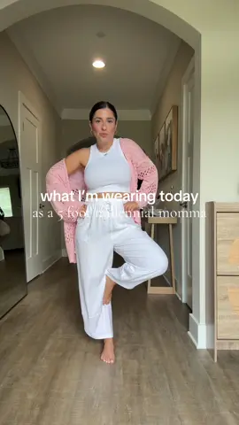 She’s a slick back girl today. I hate wearing my hair like this fyi  Found a new pair of white linen pants that are a 10/10 & don’t break the bank #shortgirfashion #petitefashion #petiteandcurvy #shortandcurvy #amazonfashionfinds #linenpants 