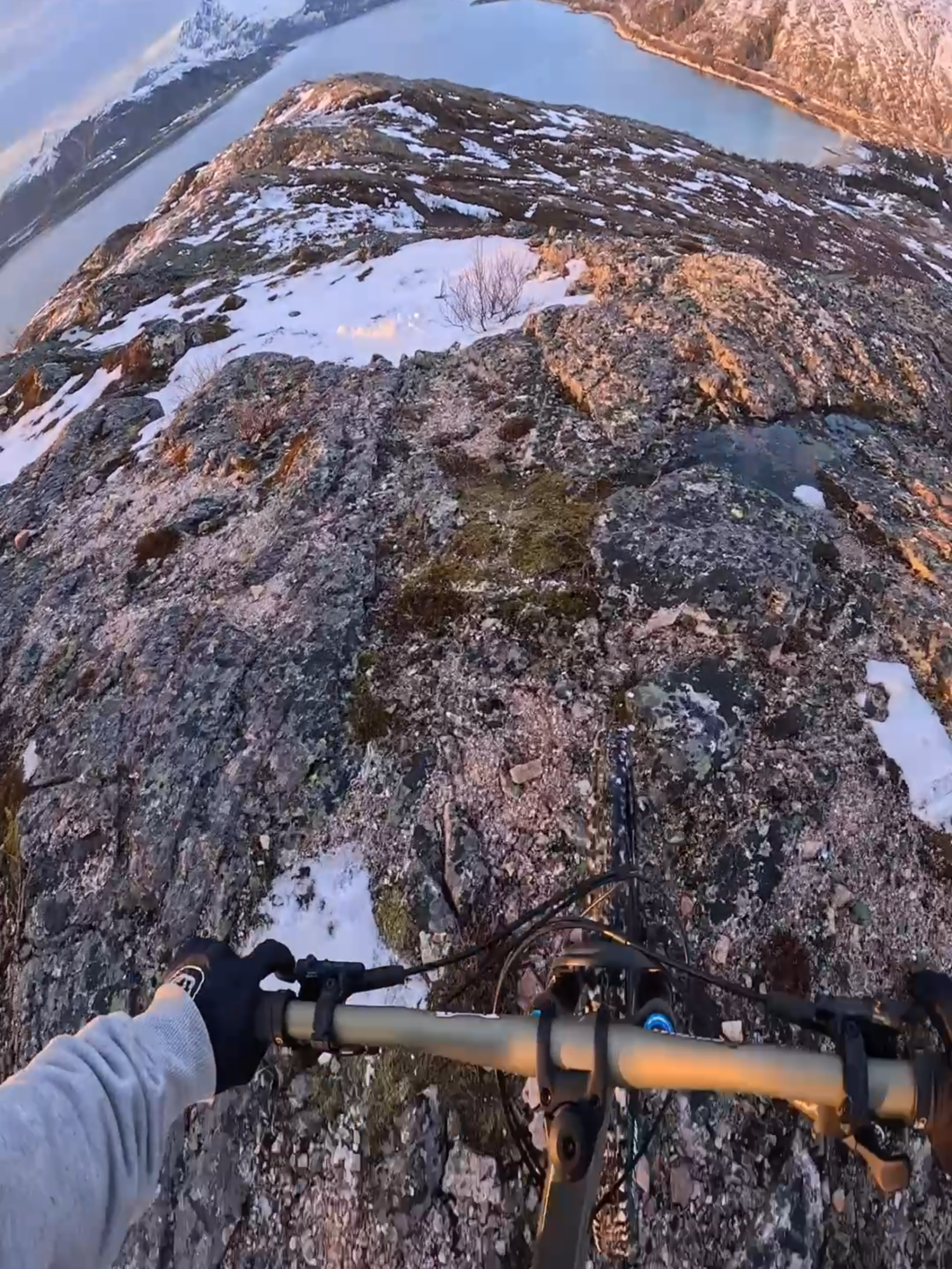 Perseguindo o pôr-do-sol. POV insano do @birkselquist com a GoPro. #goprohero12 #goprohero12black #povbike #pov