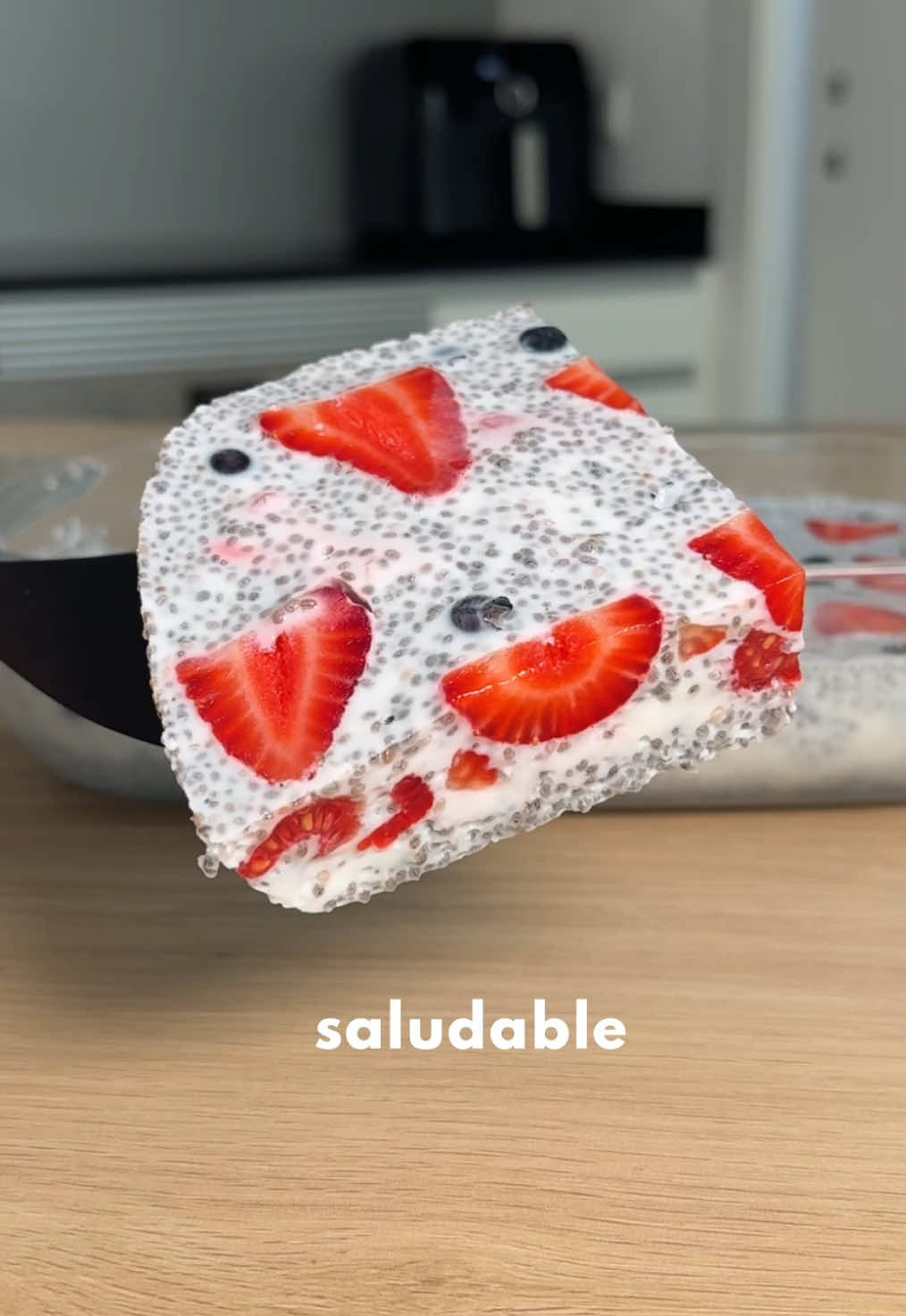 POSTRE SALUDABLE ANTI ESTREÑIMIENTO 🤤  ▪️70g semillas de chía ▪️700ml de leche o bebida vegetal ▪️Endulzante opcional (miel, eritritol, stevia) ▪️2 sobres de gelatina ▪️Agua (para disolver la gelatina) ▪️Frutas variadas (arándanos, frambuesas, fresas…) 👉🏻2 horas en la nevera  #Receta #semillasdechia #recetas #postresaludable #postres #pudding 
