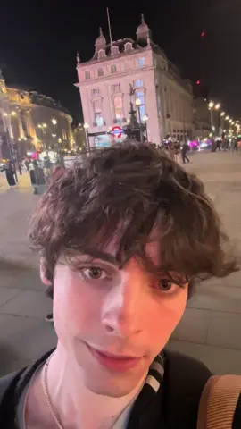 These poor poor people #holdmyhand #jessglynne #piccadillycircus #jet2 #singer 