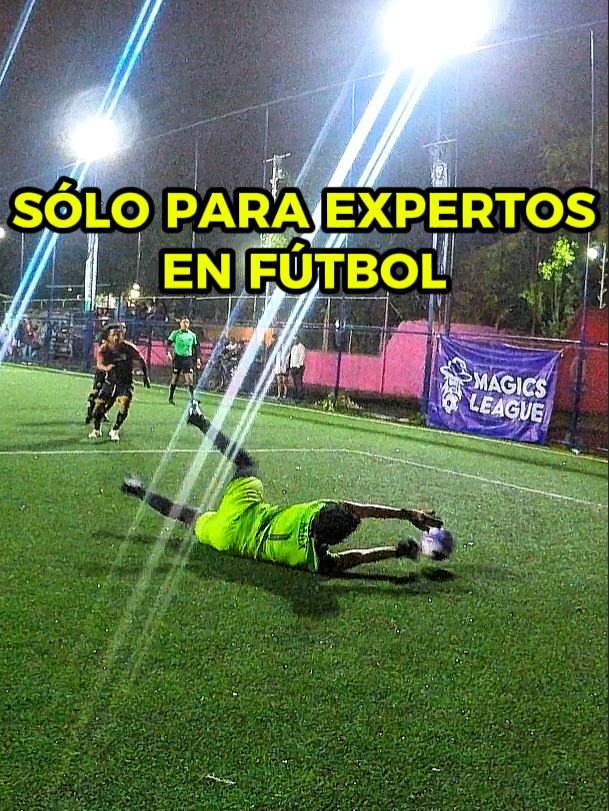 Atajar abajo o que te estorben en el tiro? Los leo #futbol #portero #soccer #atajadas #porterosincensura