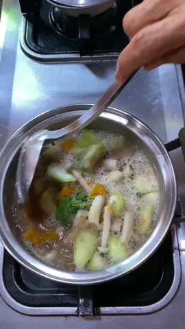 #แกงเลียงผักรวม อร่อยแบบง่ายๆ ใช้ส่วนผสมของเครื่องแกงมีพริกไทยหอมแดงกะปิหวานกระชายโขลกรวมกันละลายใส่ในน้ำเดือดและใส่ผักตามชอบ สนใจกะปิหวานกดสั่งซื้อในตะกร้าด้านล่างนี้