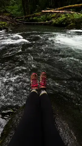 Creek time #outdoorsy #outdoorwomen #thegreatoutdoors #nature #naturevibes #creek #exploremoreoutdoors #hikinggirls 
