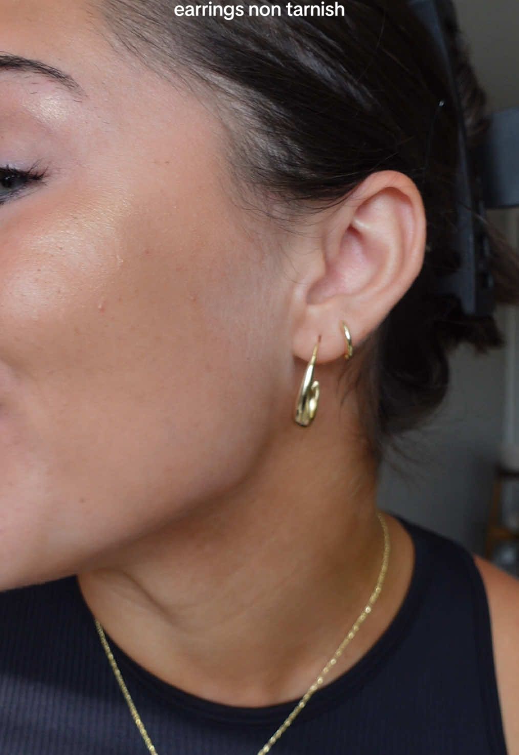 And they’re super lightweight too! These are the teardrop hoop earrings from pavoi! They’re 14k gold plated, non tarnish and very affordable!  #pavoijewelry #pavoi #teardropearrings #hoopearrings #earrings #nontarnishjewelry #tiktokshoprestock 