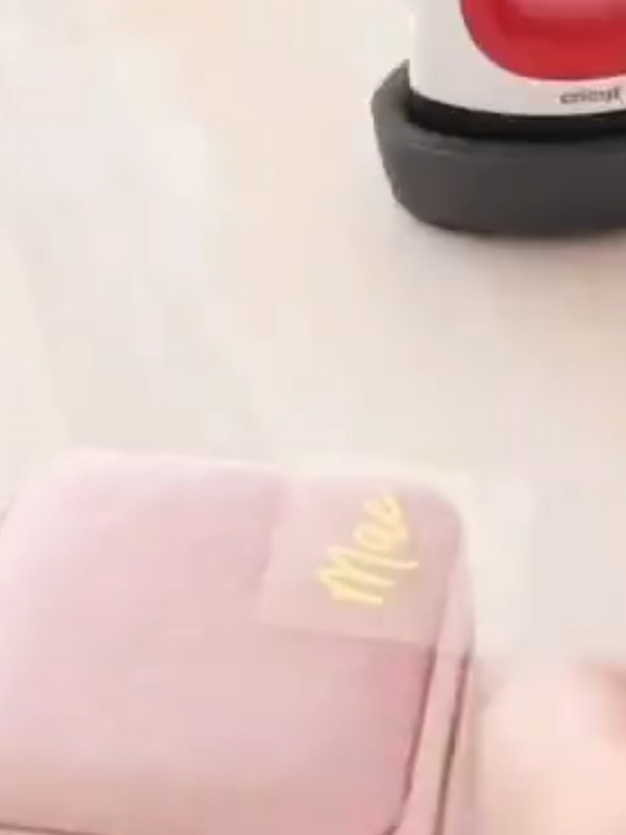 Compartilha e Me segue para mais dicas @dicadalleti. Link na Bio💓 Personalize vários produto. Esse mini ferro que funciona como tranfer pode ser usado em vários tipos de materiais. Me siga para mais dicas, promoções  ofertas, descontos e achadinhos.  #facavocemesmo #produtospersonalizados #portabijuterias #personalizacao #artesanato #microempreendedor #maquinadetransfer  #tiktokshop #tiktokcompras #achadinhos 