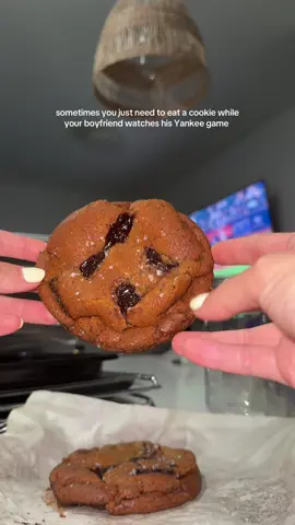 brown butter cookies 🤝🏼 pretending to watch sports  #sportslover #yankees #chocolatechipcookies #cookies 