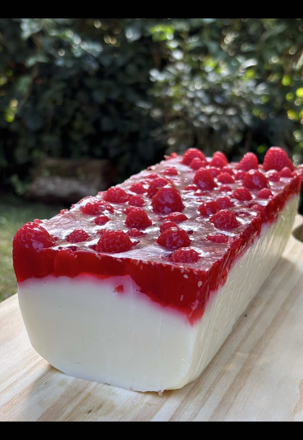 🍓✨ Sabonete de Merengue de Morango ✨🍓 Um banho doce, suave e encantador! Com aroma delicioso de morango e textura cremosa como um merengue, esse sabonete limpa, hidrata e perfuma a pele com delicadeza.  Quer aprender a criar sabonetes lindos, criativos e cheios de personalidade? No meu curso A Encantada Fábrica de Sabonetes, eu ensino o método para você desenvolver peças encantadoras com sua própria arte, essência e estilo!  O link está na bio! #asmr #asmrsounds #saboariaartesanal #handmadesoap #DIY #facavocemesmo 