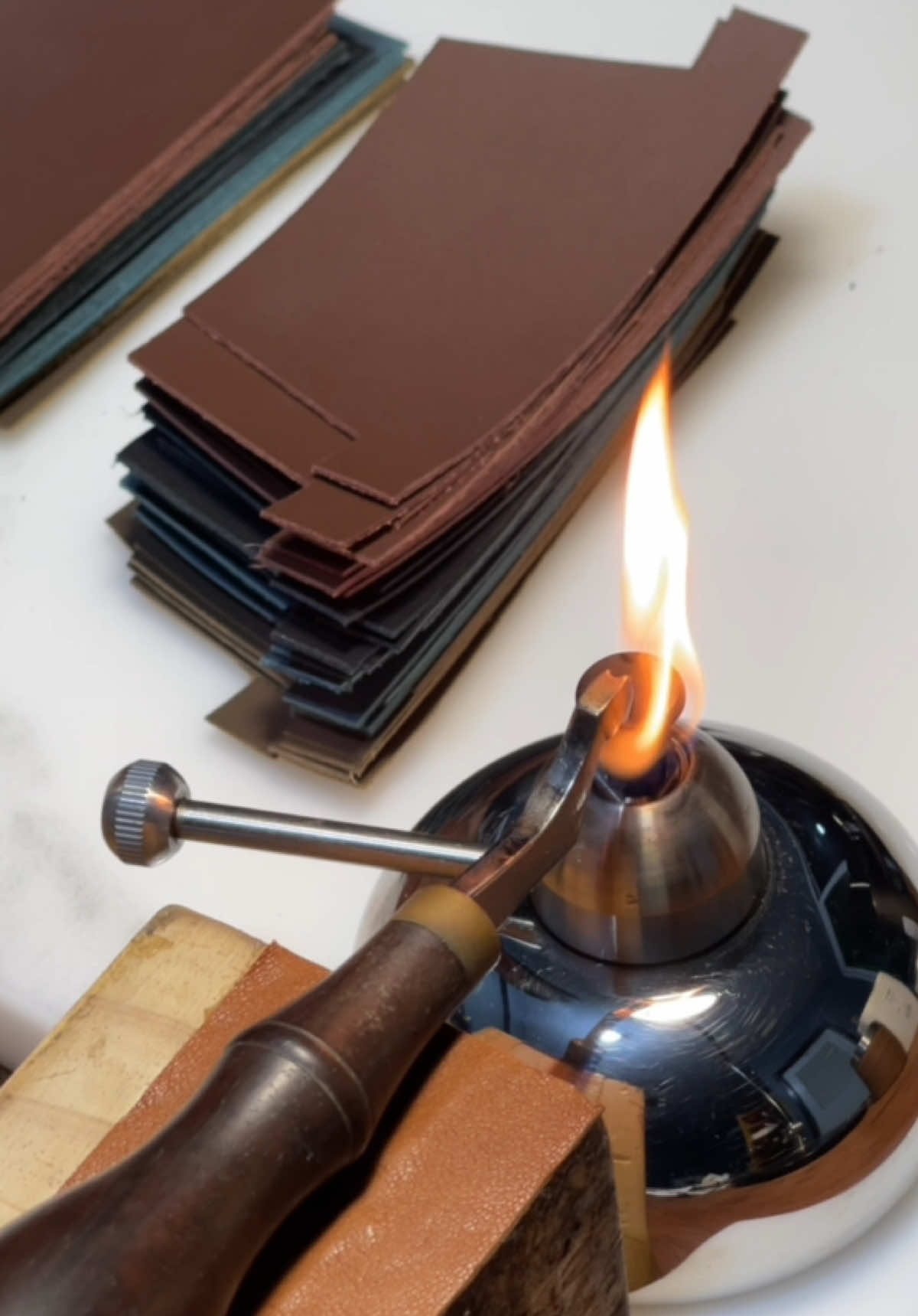 Manual Edge Creaser 🔥.  #wallets #productdesign #leathercraft #leatherwork #madebyhand #handmade #handcrafted #moneyclip #creatorsearchinsights 