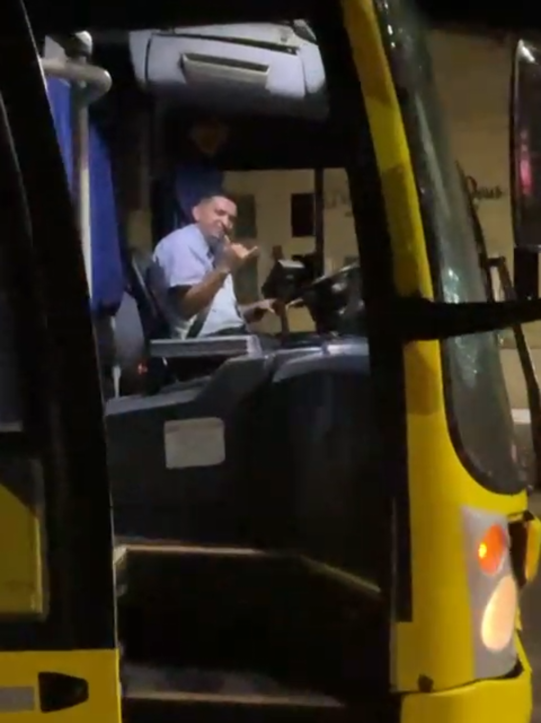 Procedimento Padrão Neh Se Tem Câmera Tem Cena Neh Hahahaha só Bora Ctadoido  #cena #camera #cenas #filmagem #onibus #onibusbrasil #busao #bus #busologo #busologos❤️✨🚌💨 #anchieta 