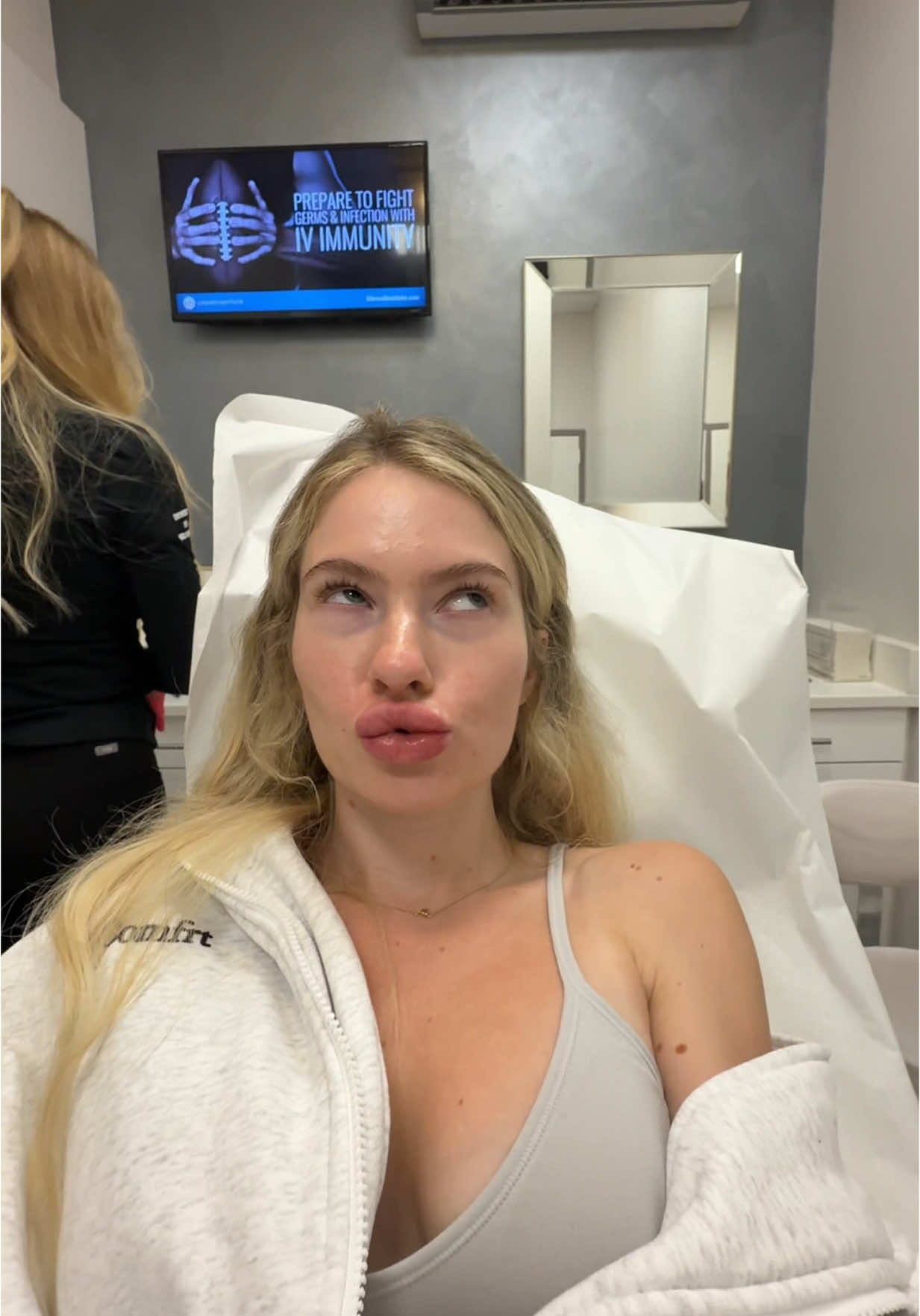 Going back to my natural form 👄🤭 for now…. Not the subtle foreshadowing 😭😅 @jenny magliano is the best there is🩷 #Vlog #lipfiller #dissolvingfiller #comewithme #Lifestyle #beauty #dailyvlog #contentcreator #inmy20s 