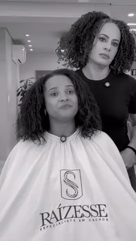 ✨A dor do preconceito é real, mas a liberdade também é.✨ Thalita ouviu piadas, críticas e sentia vergonha dos próprios cachos… por anos, acreditou que seu cabelo precisava mudar pra ser aceito. Mas a verdade é que ela só precisava de coragem pra se aceitar como é. Hoje, ela deu um passo gigante, passando pelo Big Chop, se olhou no espelho, e viu beleza, força e verdade. Agora, os cachos dela contam uma nova história de autoestima, liberdade e superação. Elogios são muito bem vindos!  Deixem muito carinho para ela nos comentários.