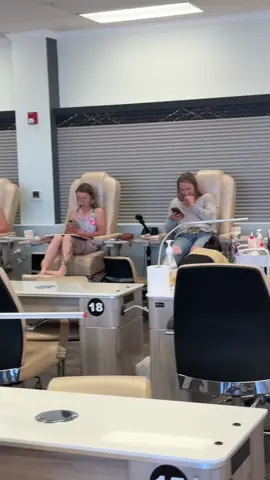 Hi Anh Chị Thợ Nail👋 👉Tiệm E ở  Pittsburg Kansas.Tiệm giá cao. Khu Mỹ Trắng 😍 👌Cần thợ Tay nghề chạy máy- dũa shape ok.Biết làm everything càng tốt. 👉Tiệm làm 7ngày / tuần. Muốn làm 6 ngày vẫn đc. 👉Incom tùy năng lực mỗi  người- thấp nhất từ 1500k-~~>2000 -2k500Trên ăn chia có hơn nếu thợ có năng lực- và có sức dũa. 🥰🥰Còn chổ ở Ace yên tâm. Mỗi Ng 1 phòng riêng. 👉Khu làm việc sát bên là tiệm gà buffalo wild wings- UPS-Marshall- T-Mobile.- Tropical Smoothie 🥤🥤 👉bên đường là cf Starbucks - Kế bên là warmat . Nói chung là tụ điểm của tp. K cần phải p lái xe đi đâu xa.  👉Chỗ ở cách tiệm 10p lái xe. Liên hệ số Đt 479-899-8444 gặp Diệu. Hoặc ib e nhé.