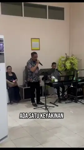 Pak Gubernur Sulteng @anwarhafid14 Mode Vocalis 😀🥰👏. #menunggukamu #anwarhafid #gubernursulteng #beranimenyanyi #fyp #viraltiktok #sultengnambaso 