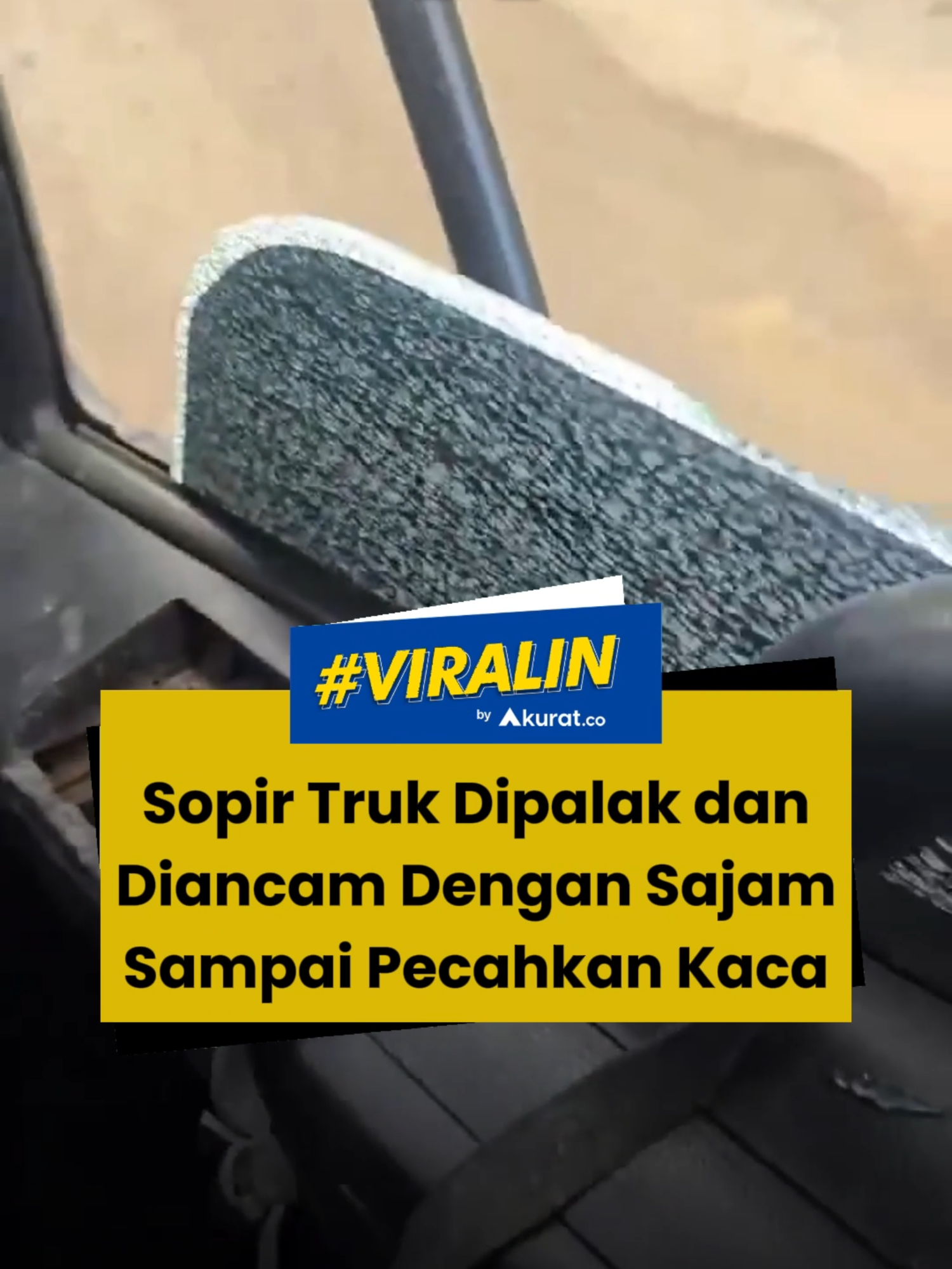 Kejadian tersebut diketahui terjadi di Kabupaten Banjar, Kalimantan Selatan. Aksi pria itu menuai kecaman warganet. Banyak warganet yang emosi melihat perilaku pria tersebut. Hingga saat ini, belum ada pernyataan resmi dari pihak berwenang terkait peristiwa itu. 🎥: Instagram/sabran300 #fyp #viral #pemalakan #sopir #truk #preman #sajam #akuratco