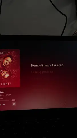 Kembali berputar arah #wanitaku #arielnoah #noahband #liriklagu #applemusic 