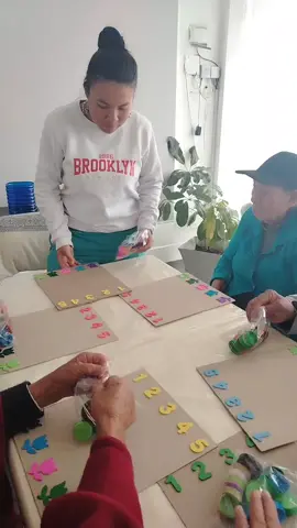 🎙️ Clasificar colores puede parecer simple, pero para nuestros adultos mayores es todo un reto que activa su mente con propósito. En esta actividad, asocian colores con números, estimulando la atención, la memoria visual, el razonamiento lógico y la coordinación. 🧠 Cada movimiento fortalece su agilidad mental, y lo mejor es que lo hacen con alegría, paciencia y mucho orgullo por lograrlo. 💙 Somos NeuroBoost, estimulación cognitiva para el adulto mayor. #NeuroBoost #MenteActiva #AdultosMayores #EstimulaciónCognitiva #VidaConSentido