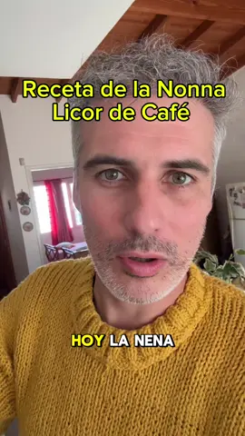☕ Licor de café de la nona (versión exprés con café instantáneo) Ingredientes: 	•	150 a 170 g de café instantáneo 	•	500 cc de alcohol fino (apt. consumo) 	•	1.150 cc de agua 	•	800 g de azúcar Preparación: 	1.	En un frasco de vidrio o plástico resistente, mezclá el café instantáneo con el alcohol. 	2.	En una olla, prepará el almíbar: llevá a hervor el agua y luego agregá el azúcar. 	3.	Herví de 5 a 10 minutos. 	4.	Dejá enfriar el almíbar. 	5.	Uní el almíbar frío con la mezcla de café y alcohol. 	6.	Mezclá bien (girando el frasco, como hace la nona 😄). 	7.	Embotellá y… ¡a degustar! ⚠️ Usamos café instantáneo porque es al toque. El de grano lleva días. Esta versión es para disfrutar ya mismo, como hace la nona Próximamente… licor de café (en granos) #nonna #Receta #café #cocina #licor #alcohol #fyp #parati #viralvídeos