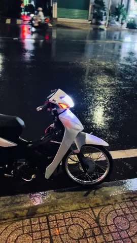 Có ae nào thích đi xe trời mưa như mình không 😅#CapCut #wavekiengvietnam🇻🇳 #xuhuongtiktok2025 #wave110 