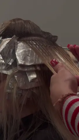 Low maintenance blonde 🤭🙌🏼🤩 All @Redken products! 9levels of lift bleach & shades EQ for LL & all over gloss!  When adding lowlights you have to do high impact with them, and all different sized weaves! (NOT baby weaves. They will get lost in the blonde!!!!)  baby weaves and medium sized ones can be used for the highlights!  #redkenshadeseq #redkenshades #redken #lowmaintenancehair #lowmaintenanceblonde #hairinspo #indiana #indyhairstylist #carmelindiana #indianahair #indyblondingspecialist 