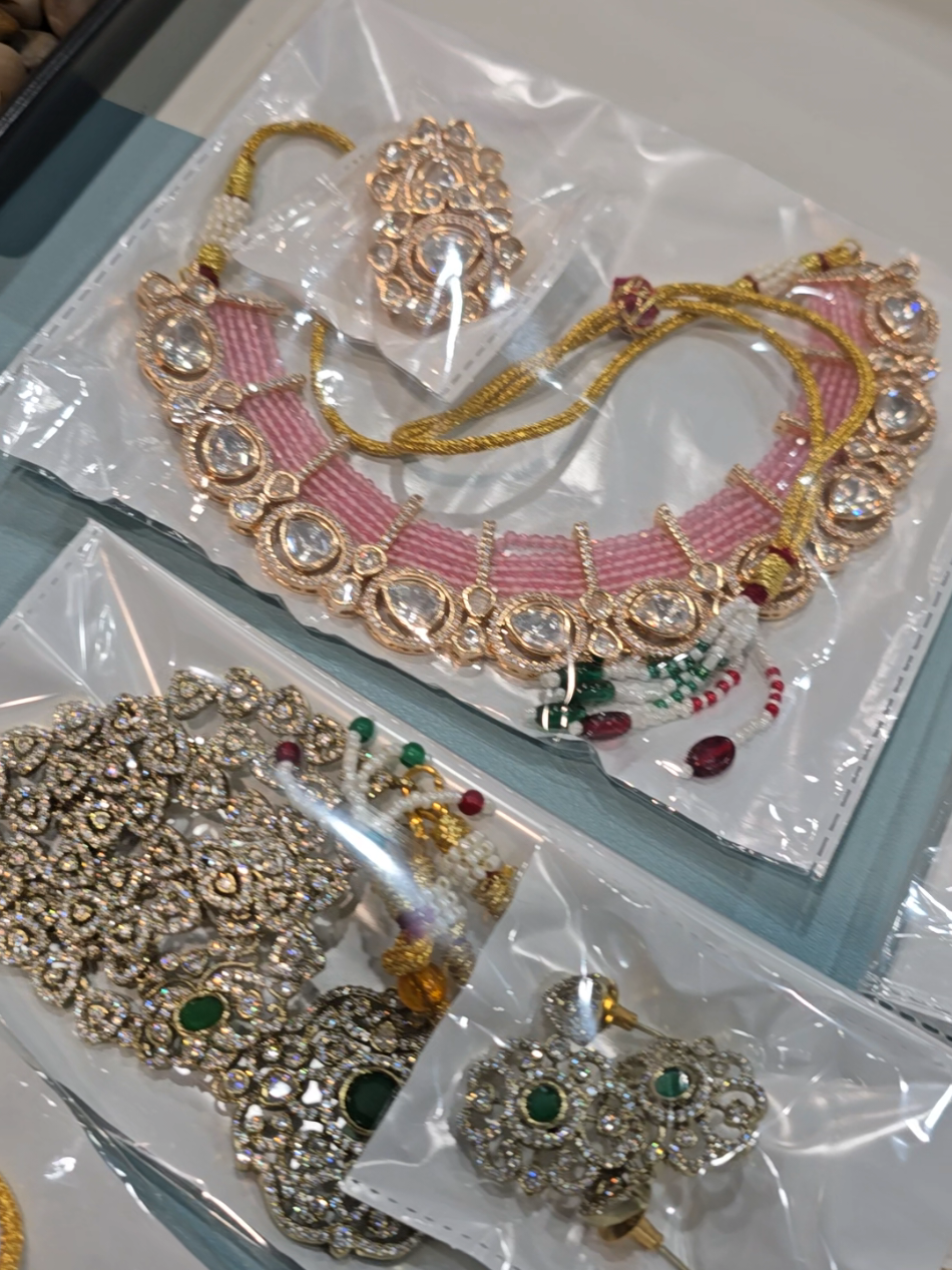 Simmydesigns #Simmydesigns #packingorders #waheguruji #foryoupage #earrings #kundanjewellery #necklace #kundanset #carvedstones #punjabi #proudpunjabi #indianjewellery #usa #michigan #californiajewelry 