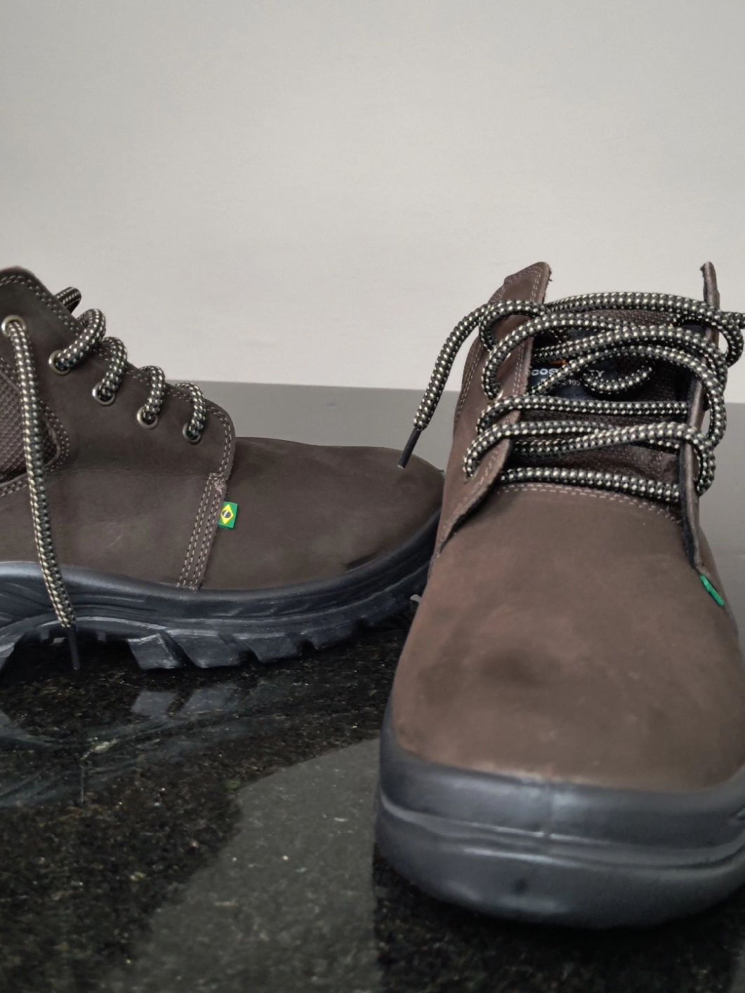 Botina Segurança Nobuck Bico Pvc Café Marrom Ecosafety  FICHA TÉCNICA: Marca: Ecosafety Modelo: Nobuck Café Marrom Bota de segurança confeccionada em couro Nobuck Biqueira de polipropileno PVC Solado em PU bidensidade Colarinho acolchoado Resistente à água (mas não impermeável)   CA:40677 #bota #botina #proteção #epi #bhzepi #segurança 