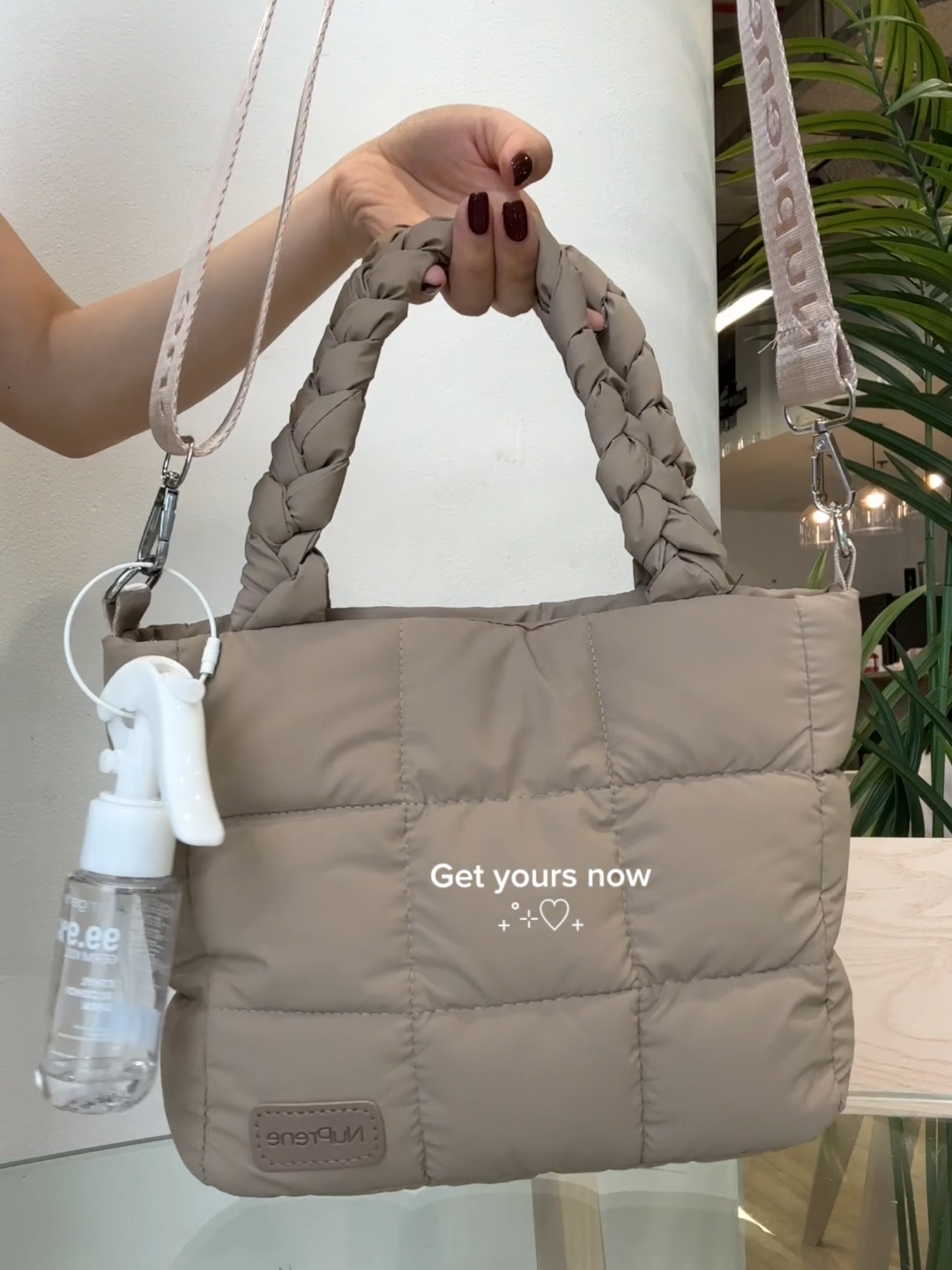 Mini + Puffer + Tote = The cutest bag ever! 😍 Meet the Anna Mini Puffer Tote in Mocha—soft and stylish but still spacious 🤓 CHECK OUT NOW on the yellow basket! 🛍️