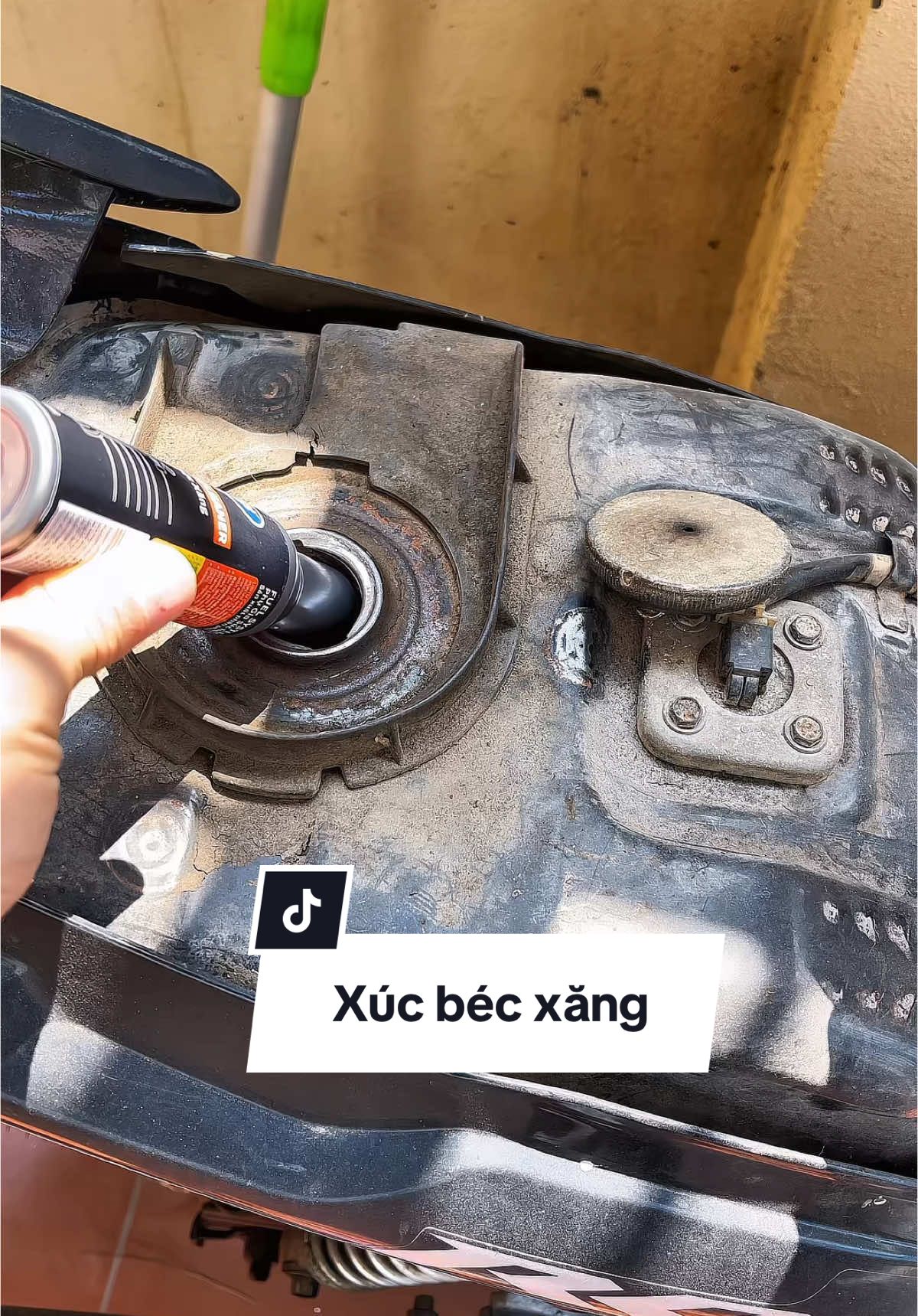 Chai vệ sinh kim phun buồng đốt, xúc béc xăng khá hữu ích. #xucbecbinhxang #vesinhkimphunbuongdot 