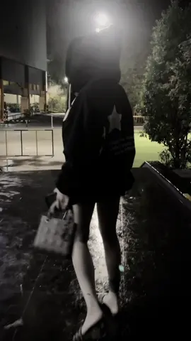 Tình yêu đúng là đẹp thật đó, nhưng mình phải trả giá cho sự cố chấp của bản thân. Khi thời điểm thích hợp mình sẽ lại yêu thêm lần nữa, còn bây giờ mình chọn chính mình...!🥀🖤#xhuonggggg