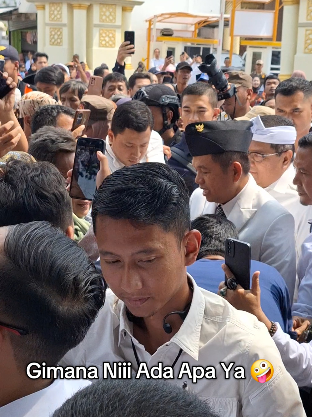 Ada apa yaaa....? 👇👇 Gubernur Dedi Mulyadi Hadiri High Level Meeting TPID-TP2DD di Karawang Rabu, 11 Juni 2025 — Gubernur Jawa Barat, Dedi Mulyadi, tiba di Karawang pukul 11.10 WIB untuk menghadiri High Level Meeting (Pasamoan Agung) TPID-TP2DD se-Jawa Barat. Acara yang digelar di Disparbud Karawang ini membahas pengendalian inflasi dan percepatan digitalisasi daerah. Kehadiran beliau disambut antusias oleh warga yang memadati lokasi di Jl. Alun-Alun Selatan No. 1. #dedimulyadi #gubernurjawabarat #kdm #karawang #jabarsatu 