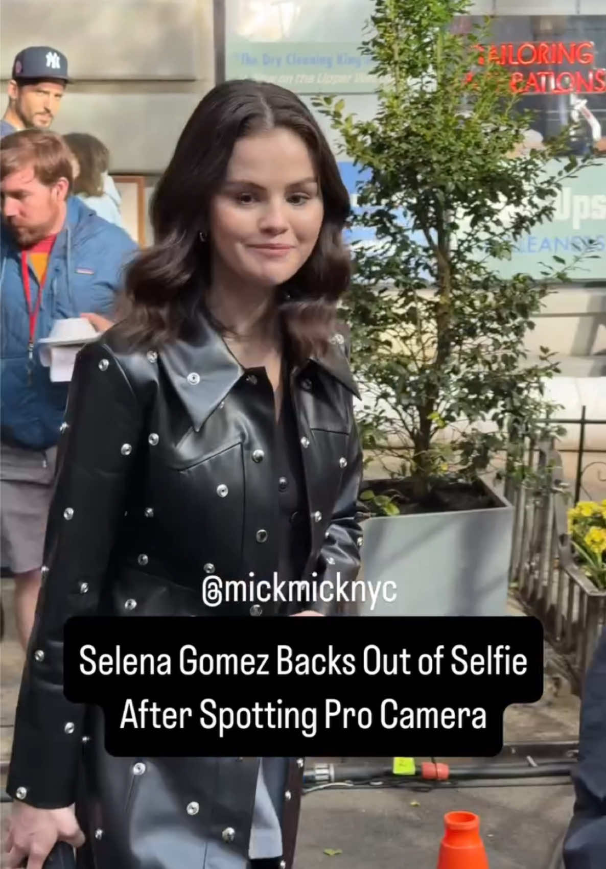 In this video Selena started to say yes, but the fan was pointing at a pro camera to take the photo, so she had to pass. she's not allowed to pose for professional cameras wearing the filming set outfit. later that day, she found the fan again and made sure he got his selfie moment with his phone❤️🥹 @Selena Gomez  #selenagomez#bennyblanco#selena#benny#belena#selenator#selenators#Gomez#selenamariegomez#Selenafanclub#Rarebeauty#emiliaperez#Love#coupe#cute#ring#rare#beauty#musician#bennyandselena#fan#fanclub#Couple#Love#heart#angel#Cute#beautiful#selenafan#benlena#callmewhenyoubreakup#isaidiloveyoufirst#ISILYF#talk#cowboy#12DaysofReallyRareStuff#SunsetBlvd#YoungerandHotter#BluestFlame#YoungerAndHotterThanMe#ojostristes#howdoesitfeeltobeforgotten#donttakeitpersonally#yousaidyouweresorry#dontwannacry#doyouwannabeperfect#bennyandselena#ThatsWhenIllCare#talk#GuessYouCouldSayImInLove#Stained#ANDYOUSAIDITBACK#lover