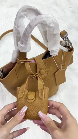 Don’t forget 1:00pm join my live to check the details 🔥#vvboutiquecarriers #cowhidebag #realleatherbag #handmadebag #tiktok #luxury #beg tangan wanita#beg for women 