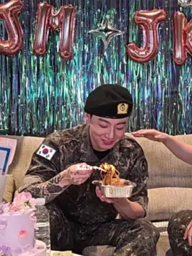 Pov two different people one who is on a diet and one who doesn't care about the diet poor jimin😭🤣 #jungkook #jimin 