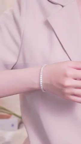 Em lắc tay đuôi phụng mềm mại LT0103 này vibe nhẹ nhàng sang sang này tui mê ghê á🥰#tleejewelry #daychuyenbactlee #lactaybactlee #nhanbactlee #nhandoibactlee #khuyentaibactlee #lacchanbactlee #setquatangtlee #trangsuc 