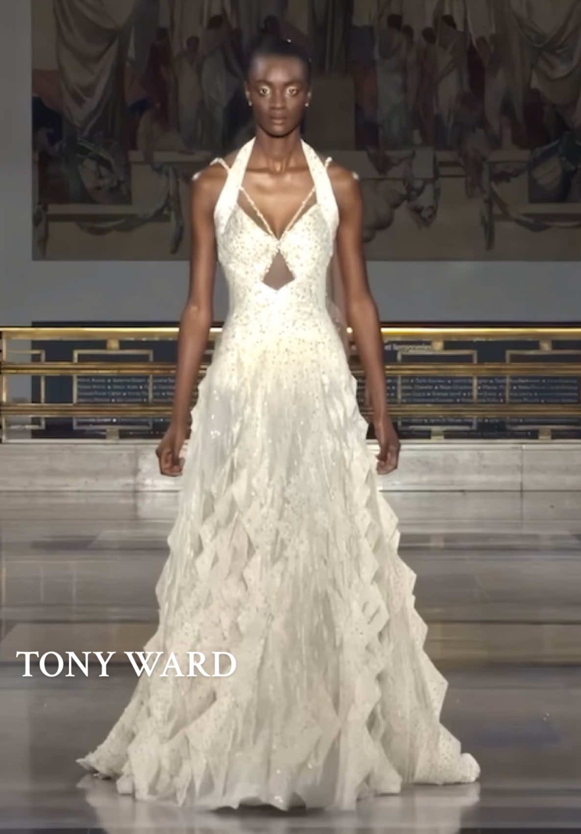 TONY WARD SS 25 #tonyward #hautecouture #couture #couturedress #altacostura #altamoda #fashion #style #beauty #dresses #runwaymodels 