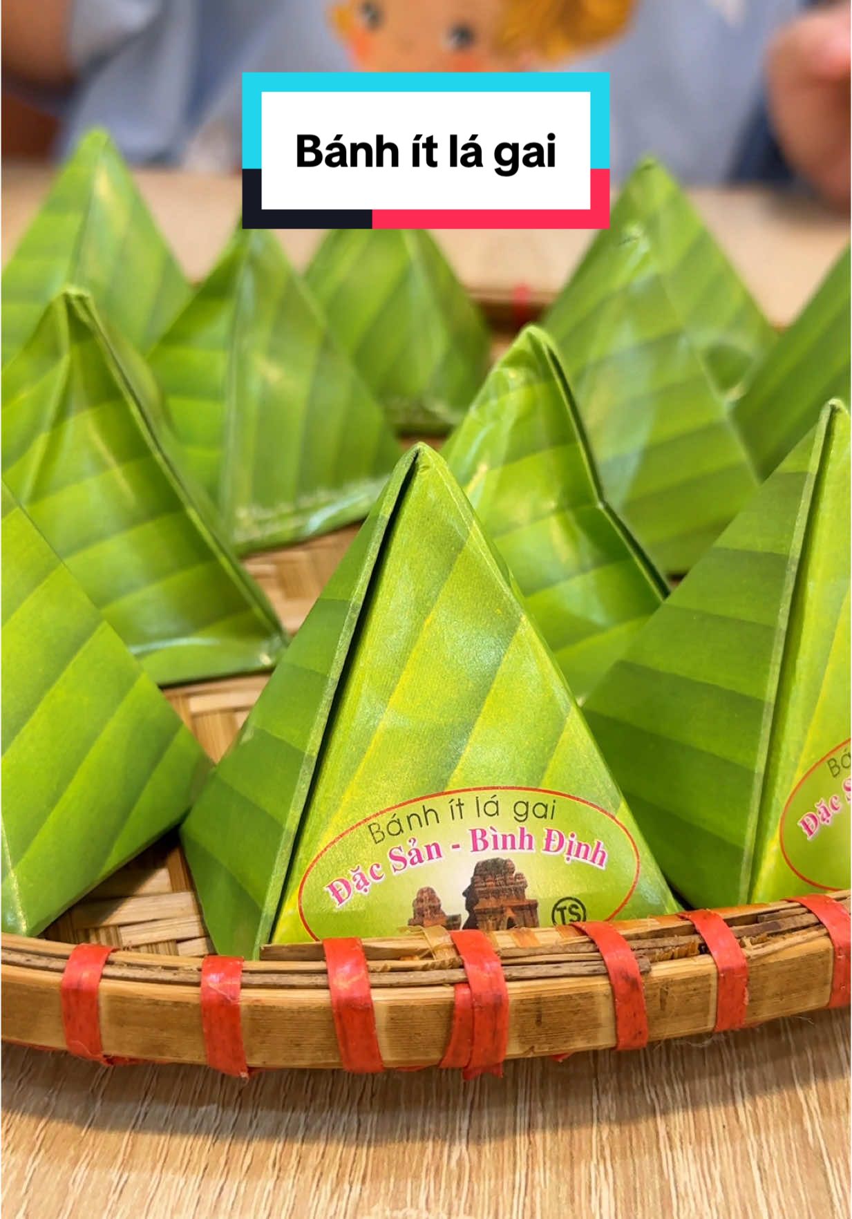 “Muốn ăn bánh ít lá gai, lấy chồng Bình Định cho dài đường đi…” #meberyne #review #food #mukbang #banhitlagai #dacsanbinhdinh 