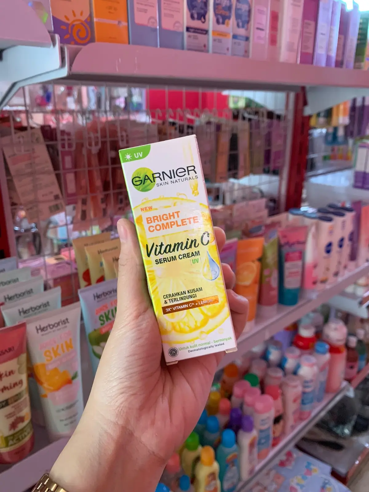 GARNIER BRIGHT COMPLETE VITAMIN C SERUM CREAM UV 20ml✨ Rp @25.000k Cream wajah berfungsi untuk melindungi kulit dari sinar matahari dan membantu mencerahkan wajah, menyamarkan flek hitam pada wajah. Formula pencerah wajah yg telah disempurnakan sehingga memiliki tekstur yg lebih ringan.  Diperkaya dengan 3 bahan utama untuk kulit wajah cerah ideal. Express White complex - kombinasi dari snowpine C+ dan LHA yg dikenal 10x lebih kuat dari Vit C untuk membantu mencerahkan wajah dan menyamarkan flek hitam.  📍Jl Kutademang (dusun 2) Sukaraja Wetan 📍Maps : Chintia Skincare 