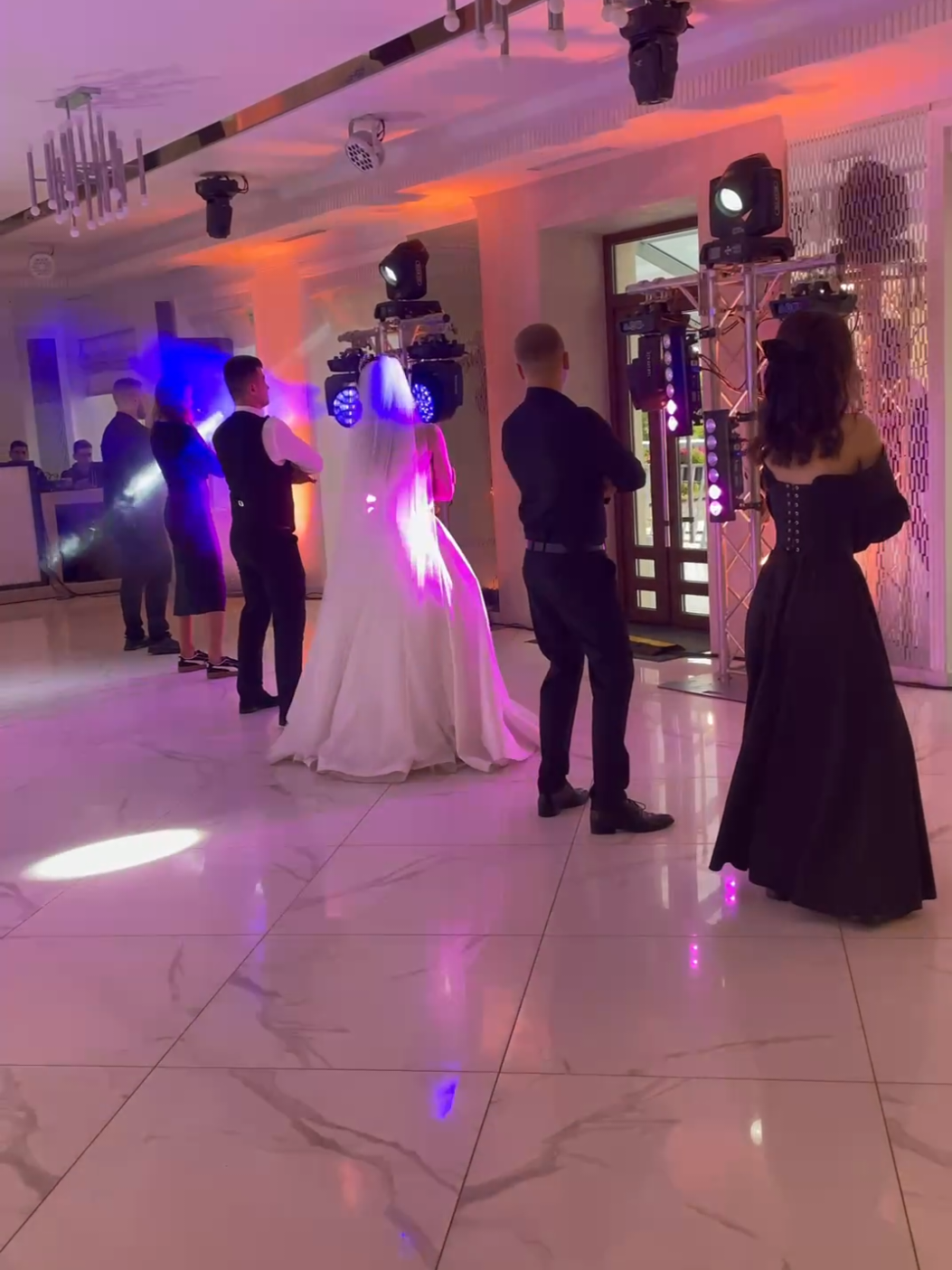 Сюрприз від наречених та друзів🔥😎 #подарунокнавесілля #сюрпризнавесілля #танець #weddingdance #весілля #wedingday 