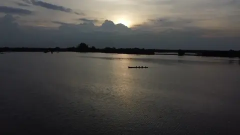 Jalan-jalan santai ke Danau Siombak, yuk! 🌿✨ View-nya adem banget, cocok buat healing tipis-tipis dari penatnya kota. 😍 Di sini, kita juga bisa main kano sambil nikmatin tenangnya danau. 🚣‍♂️ Murah meriah, tapi hati senang! Danau Siombak emang hidden gem-nya Medan. Yuk cobain juga! 🌅