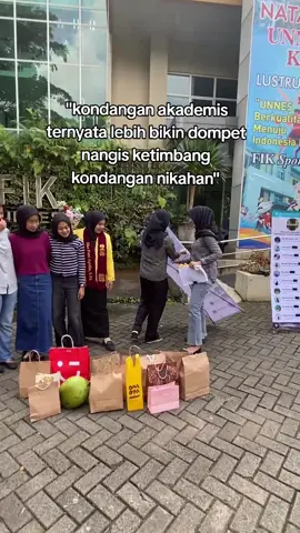 yg nyiptain kalo sidang kasih gift siapa sihh😭😭 #semesterakhir #sidangskripsi #skripsi #sempro #fypage #xyzabc 