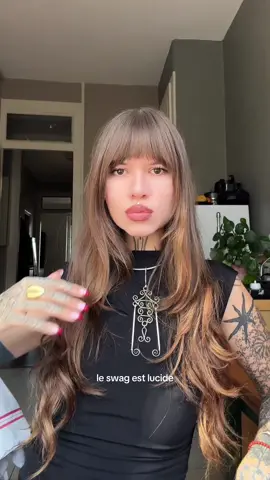 Les cheveux aussi ✨ #ornementaltattoo #fullblacktattoo #outfit #longhair 